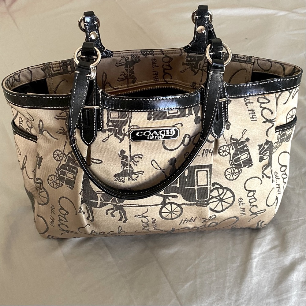 Iconic & timeless Coach purse